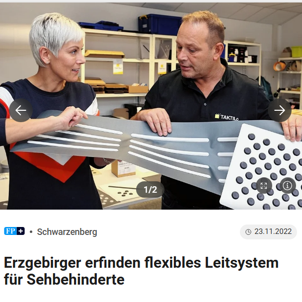 Zwei Personen präsentieren ein flexibles Leitsystem für sehbehinderte Menschen.